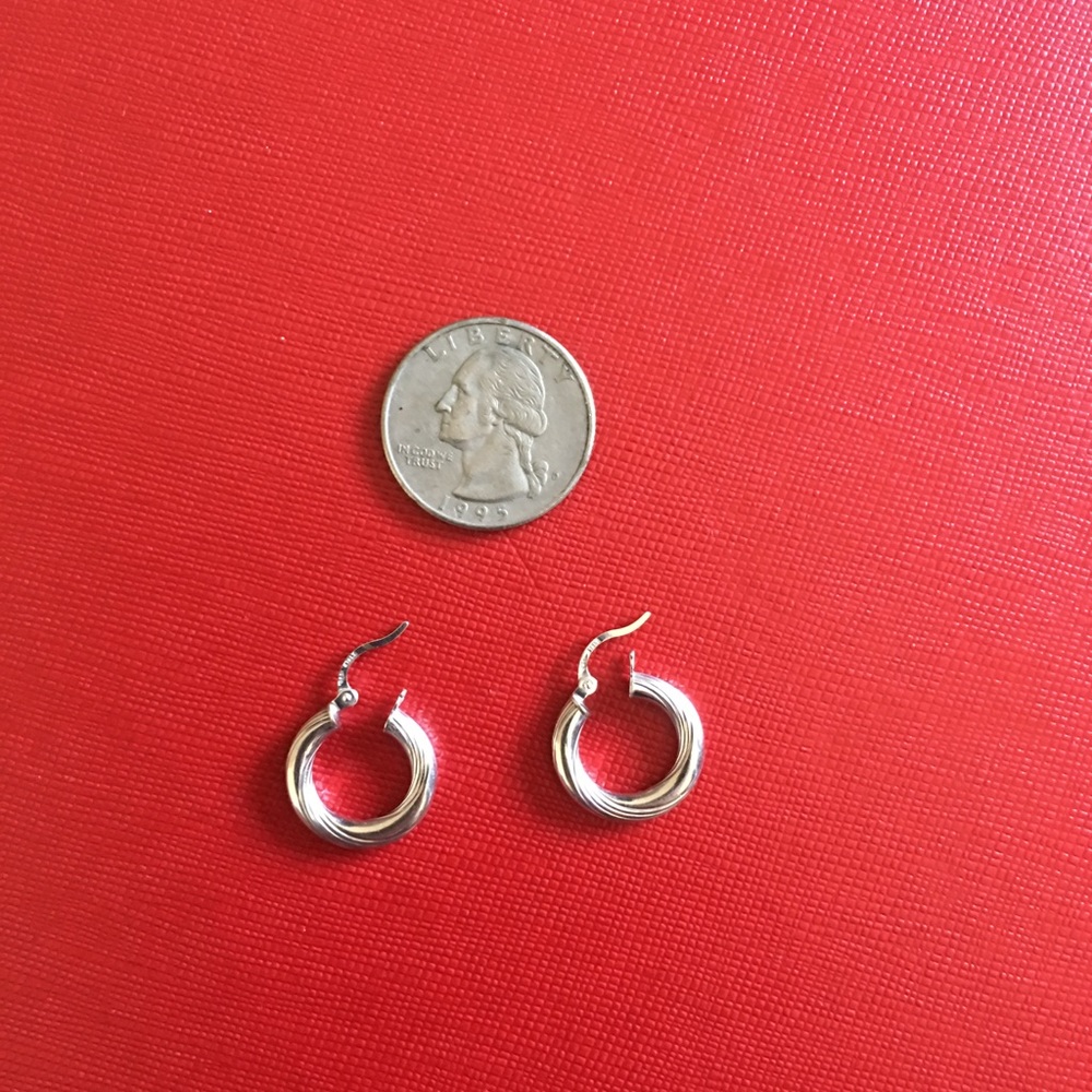 🧧14k hug stud earrings